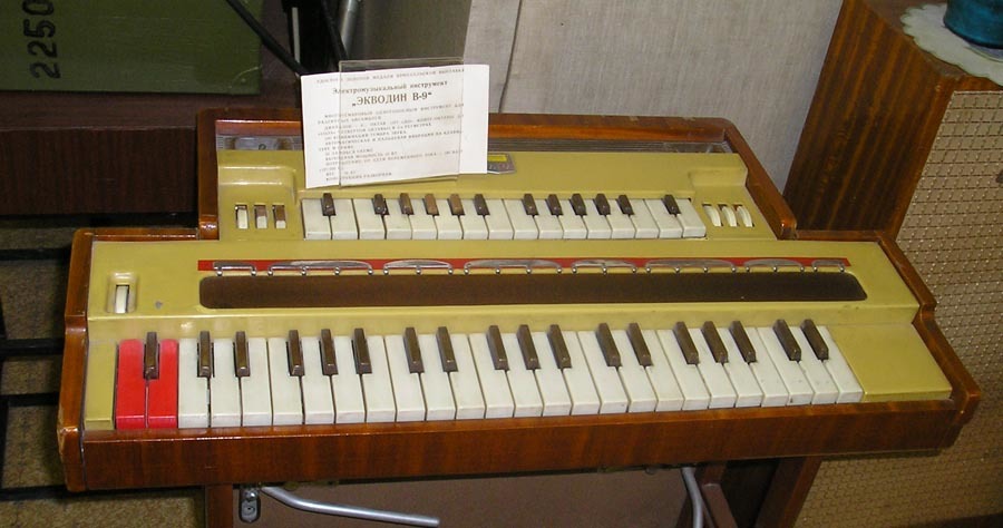 Picture of Ekvodin V-9 model, showing double keyboards for the two "voices"