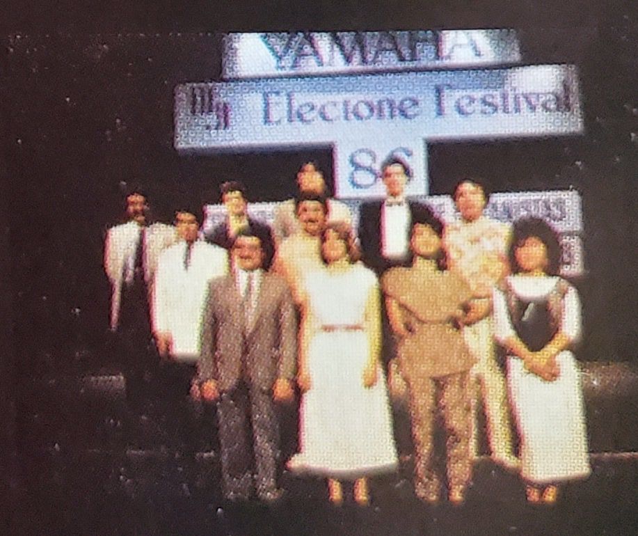Picture of all contestants together, from the back cover